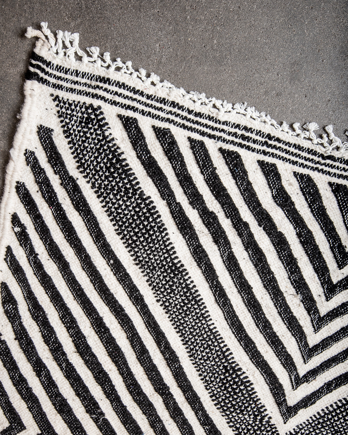 Modern, handcrafted Berber rug from Morocco. Flat-woven Kelim carpet in black and white design. Made of 100% wool.