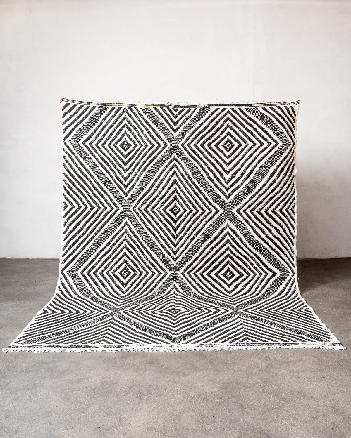 Modern, handcrafted Berber rug from Morocco. Flat-woven Kelim carpet in black and white design. Made of 100% wool.