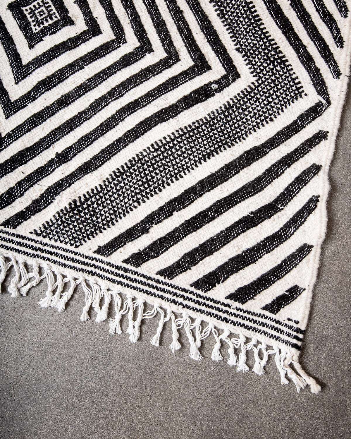Modern, handcrafted Berber runner rug from Morocco. Flat-woven Kelim carpet in black and white design. Made of 100% wool.