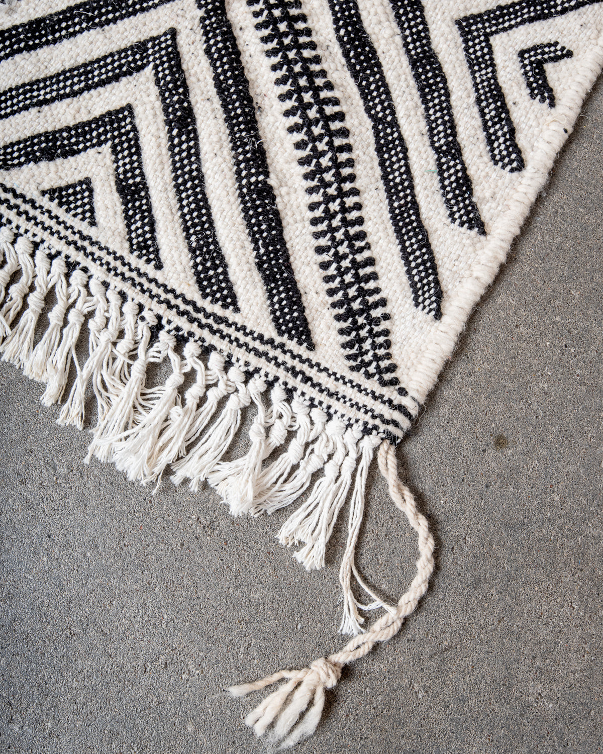 Modern, handcrafted Berber rug from Morocco. Flat-woven Kelim carpet in black and white design. Made of 100% wool.
