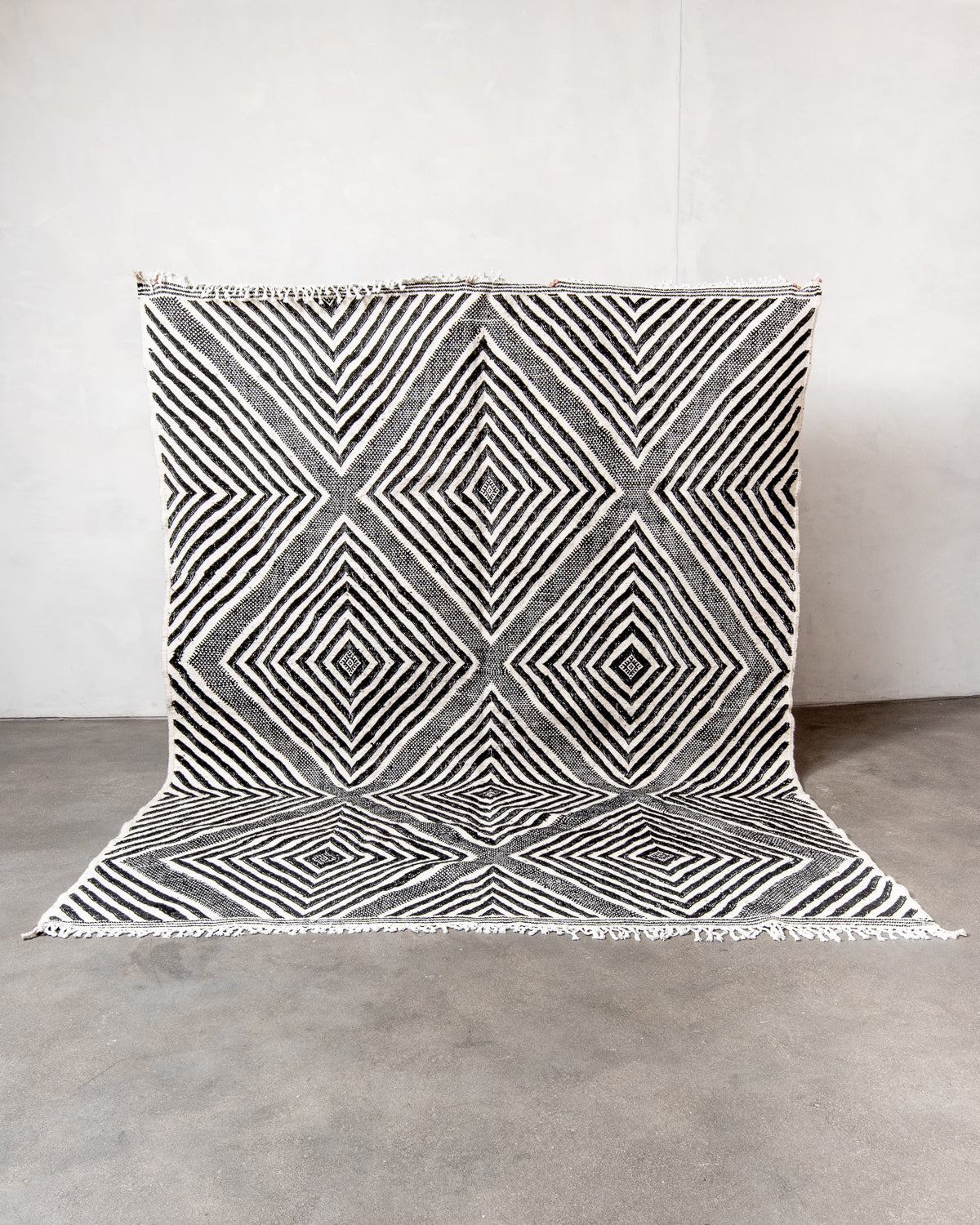 Modern, handcrafted Berber runner rug from Morocco. Flat-woven Kelim carpet in black and white design. Made of 100% wool.