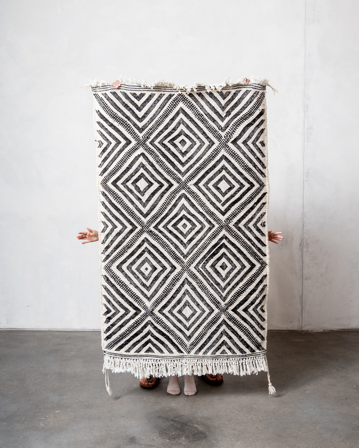 Modern, handcrafted Berber rug from Morocco. Flat-woven Kelim carpet in black and white design. Made of 100% wool.