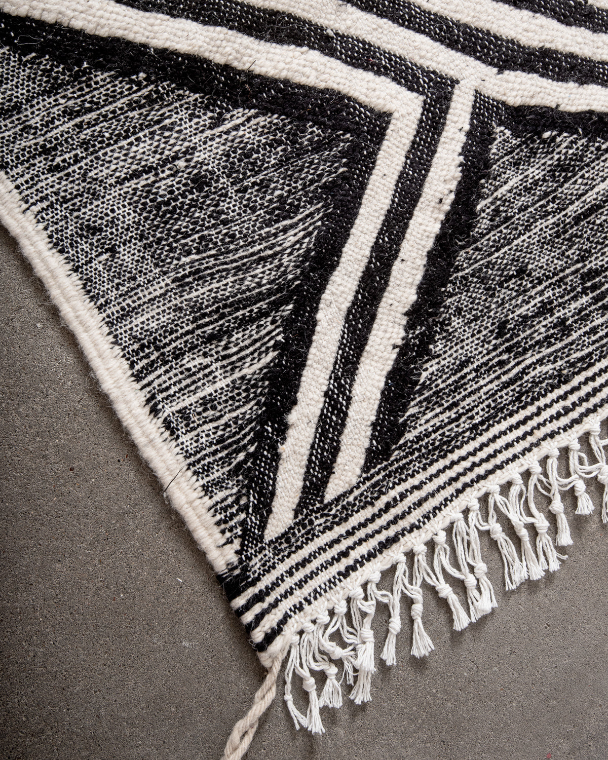 Modern, handcrafted Berber runner rug from Morocco. Flat-woven Kelim carpet in black and white design. Made of 100% wool.