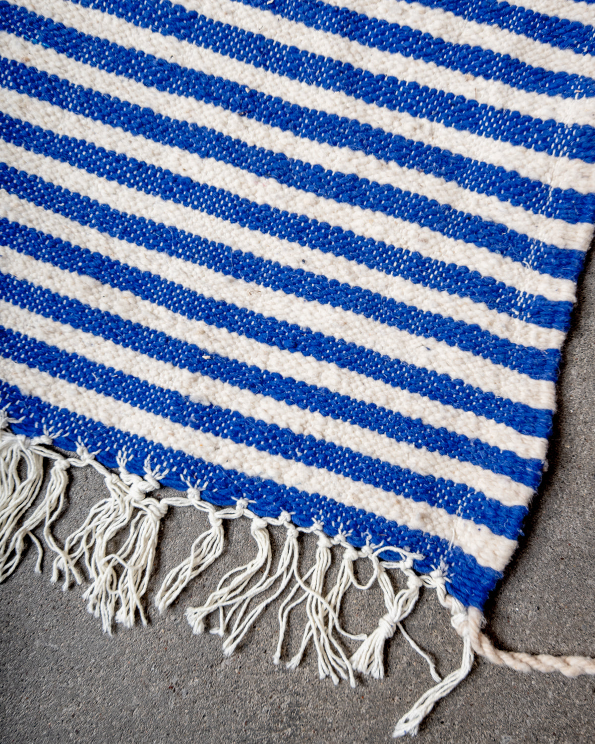 Modern, handcrafted Berber rug from Morocco. Flat-woven Kelim carpet in blue, white and black design. Made of sheep’s wool.