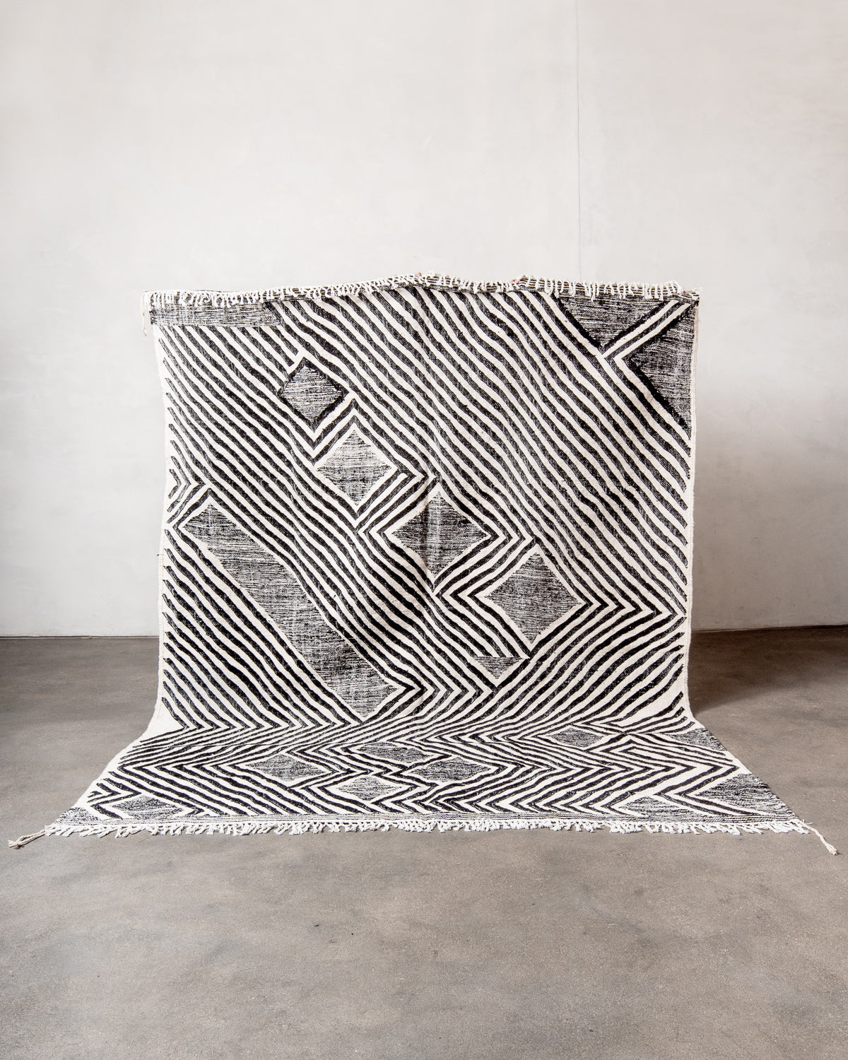 Modern, handcrafted Berber runner rug from Morocco. Flat-woven Kelim carpet in black and white design. Made of 100% wool.