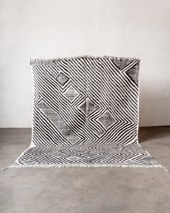 Modern, handcrafted Berber runner rug from Morocco. Flat-woven Kelim carpet in black and white design. Made of 100% wool.