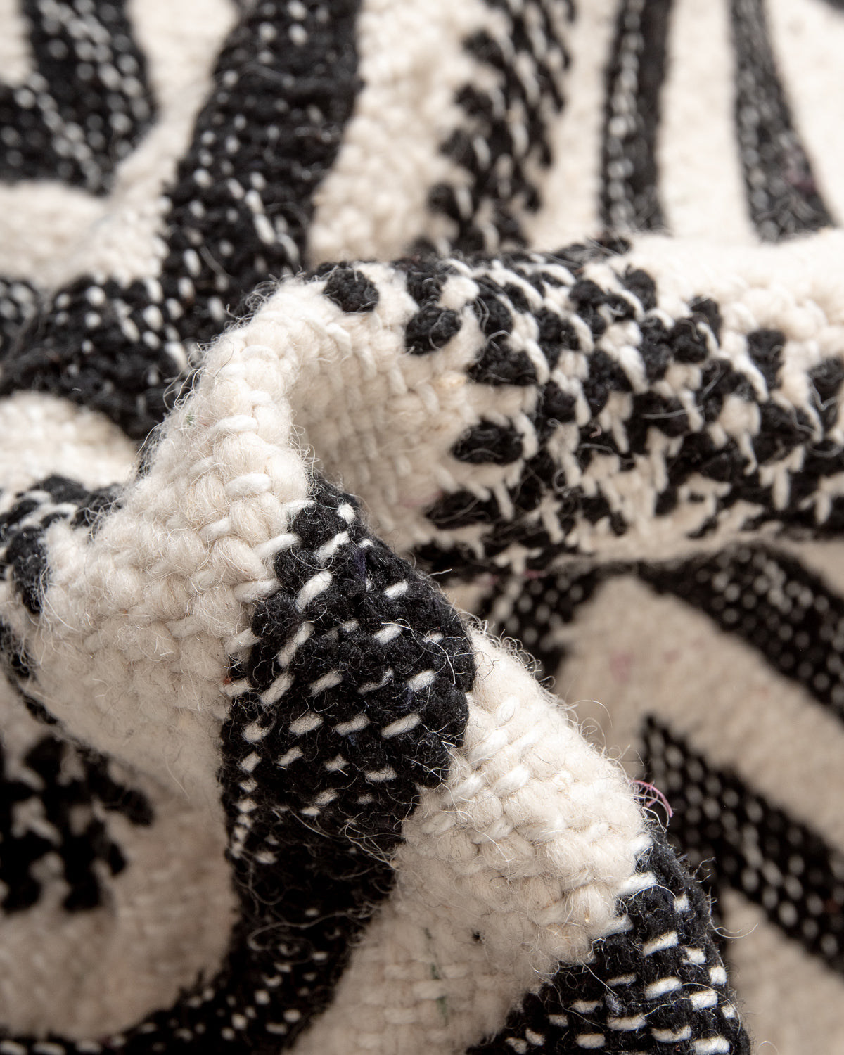 Modern, handcrafted Berber runner rug from Morocco. Flat-woven Kelim carpet in black and white design. Made of 100% wool.