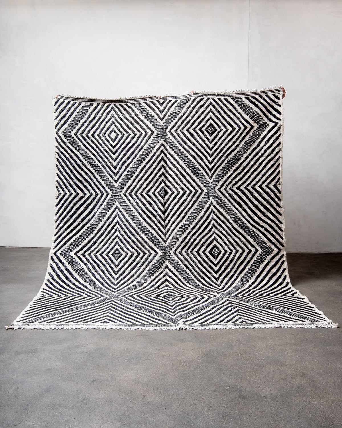Modern, handcrafted Berber rug from Morocco. Flat-woven Kelim carpet in black and white design. Made of 100% wool.