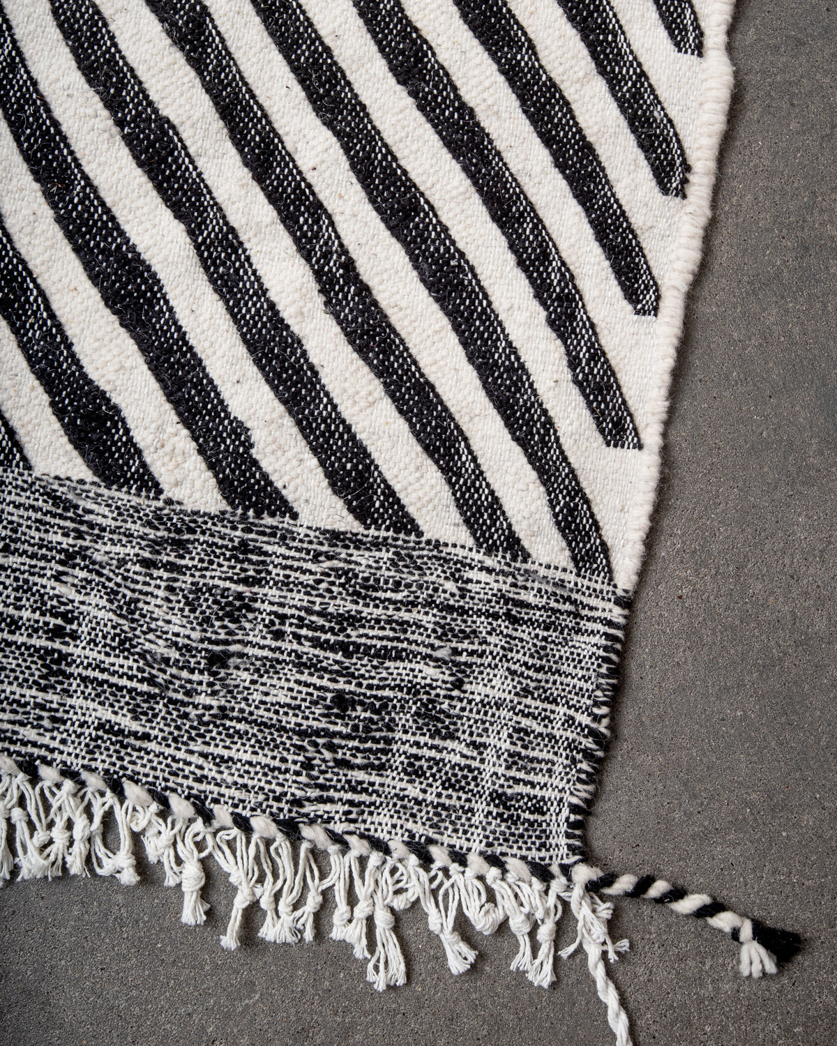 Modern, handcrafted Berber rug from Morocco. Flat-woven Kelim carpet in black and white design. Made of 100% wool.