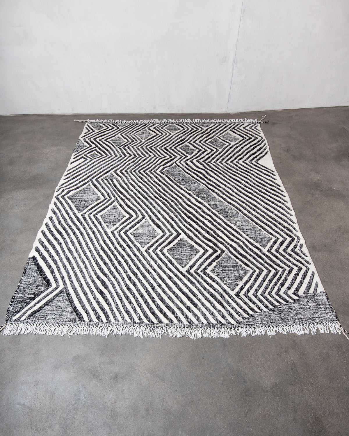 Modern, handcrafted Berber rug from Morocco. Flat-woven Kelim carpet in black and white design. Made of 100% wool.