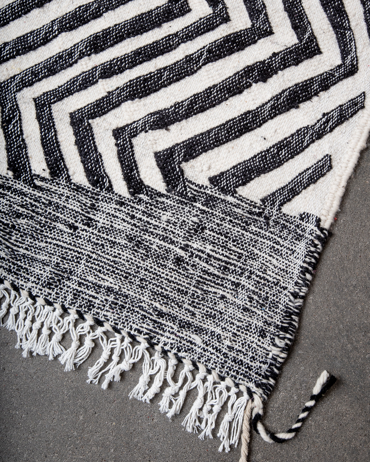 Modern, handcrafted Berber rug from Morocco. Flat-woven Kelim carpet in black and white design. Made of 100% wool.
