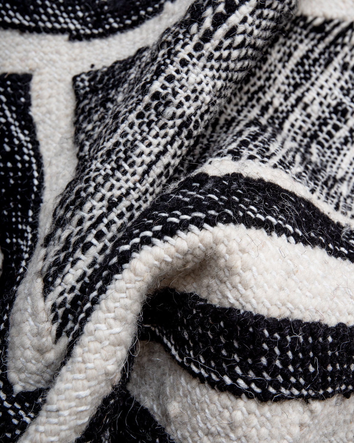 Modern, handcrafted Berber rug from Morocco. Flat-woven Kelim carpet in black and white design. Made of 100% wool.