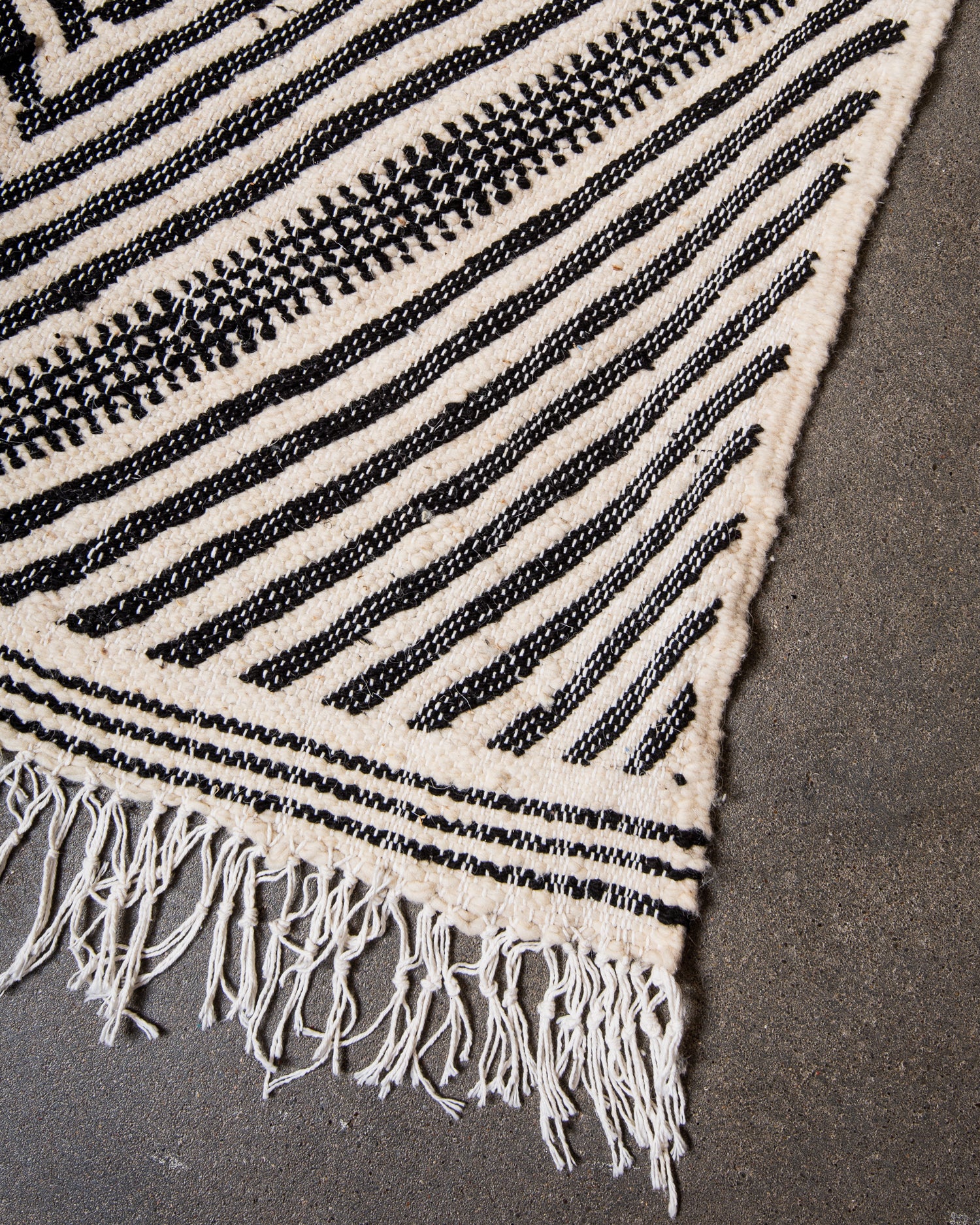 Modern, handcrafted Berber runner rug from Morocco. Flat-woven Kelim carpet in black and white design. Made of 100% wool.
