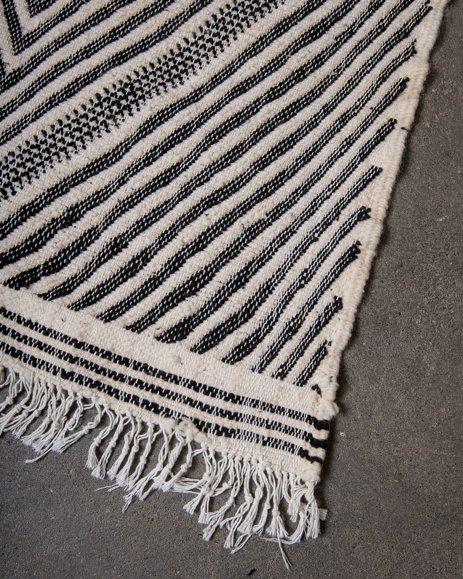 Modern, handcrafted Berber rug from Morocco. Flat-woven Kelim carpet in black and white design. Made of 100% wool.