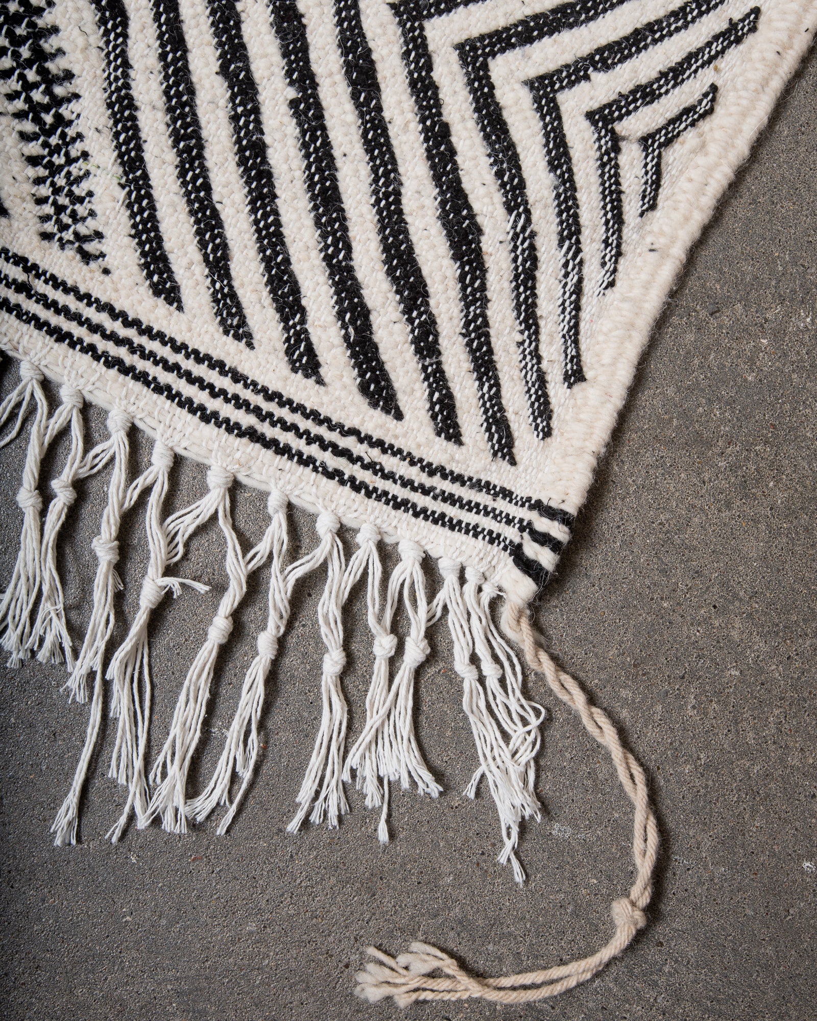 Modern, handcrafted Berber rug from Morocco. Flat-woven Kelim carpet in black and white design. Made of 100% wool.