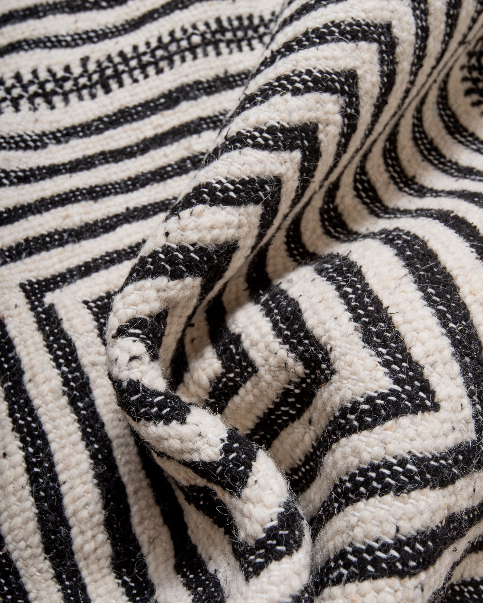 Modern, handcrafted Berber rug from Morocco. Flat-woven Kelim carpet in black and white design. Made of 100% wool.