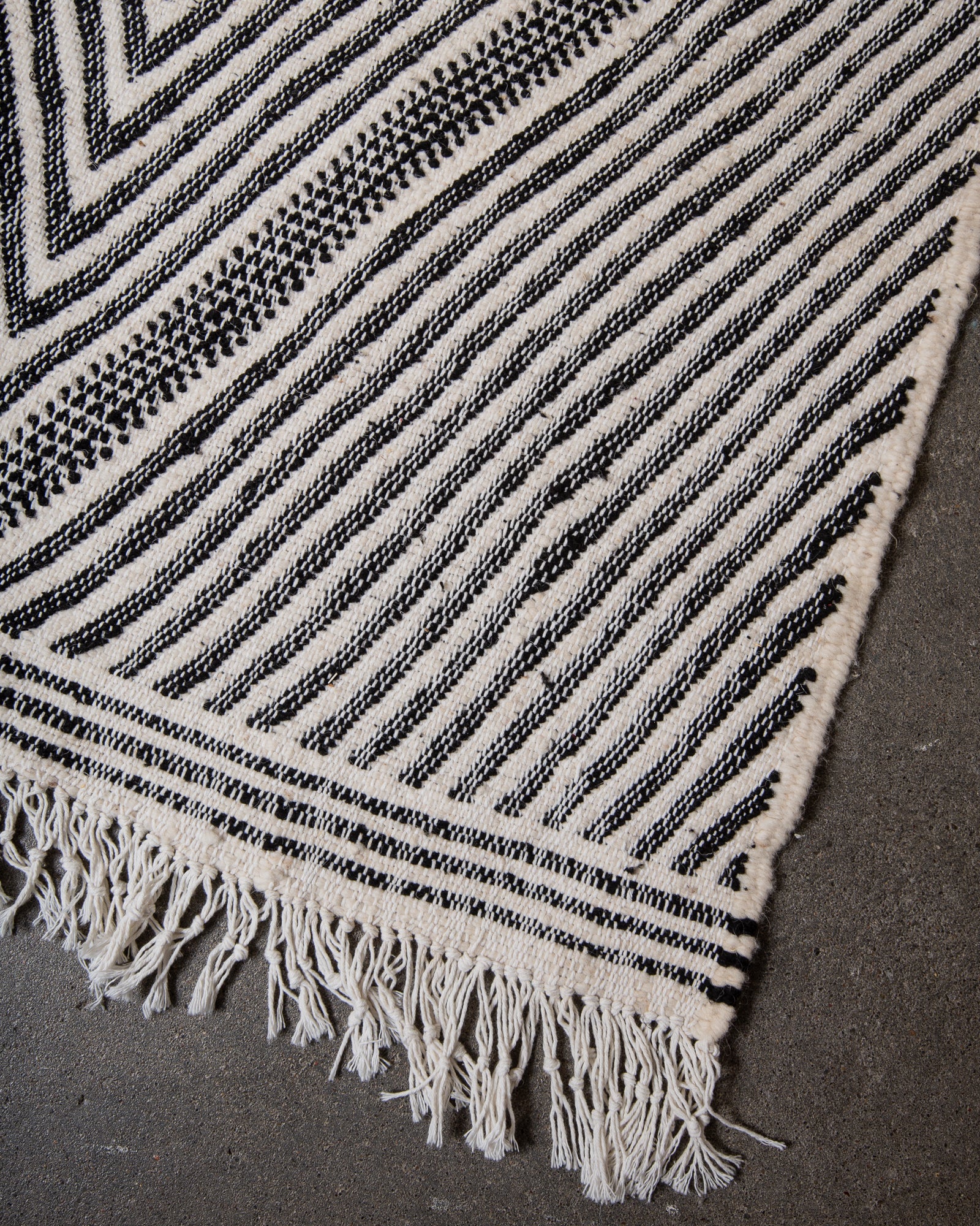 Modern, handcrafted Berber rug from Morocco. Flat-woven Kelim carpet in black and white design. Made of 100% wool.
