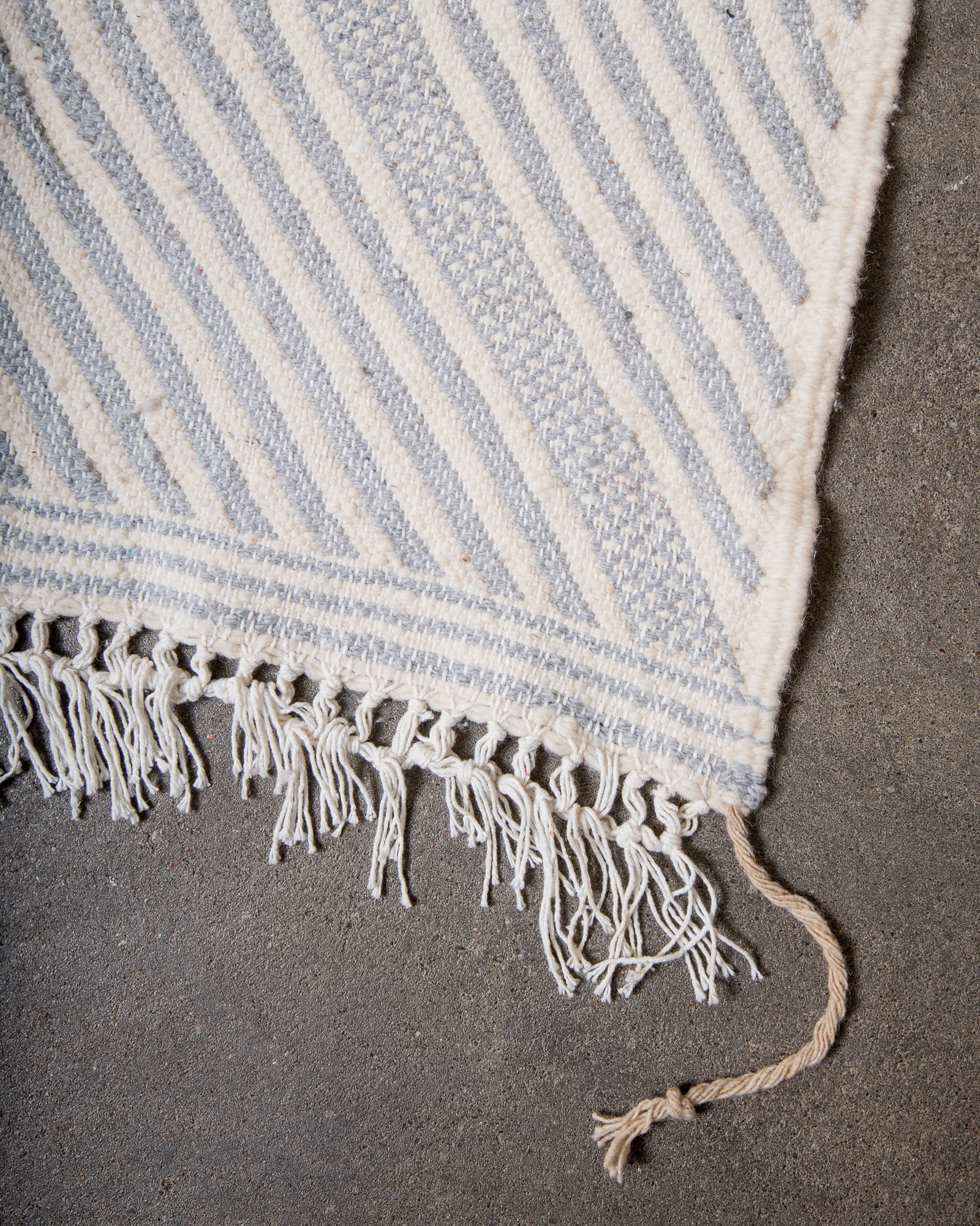 Modern, handcrafted Berber rug from Morocco. Flat-woven Kelim carpet in grey and white design. Made of 100% wool.