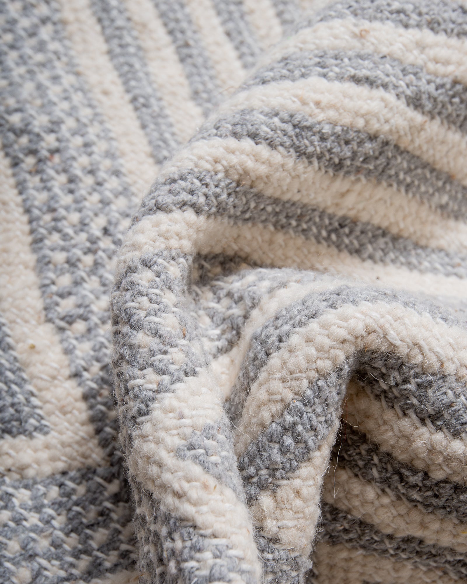 Modern, handcrafted Berber rug from Morocco. Flat-woven Kelim carpet in grey and white design. Made of 100% wool.