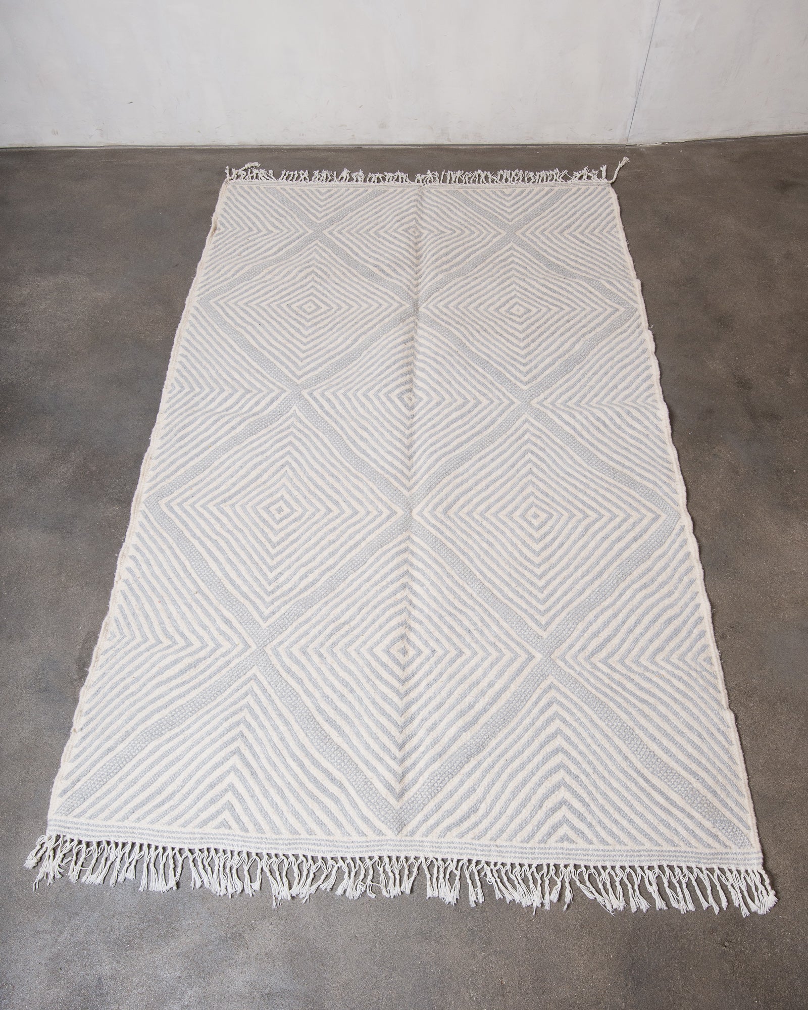 Modern, handcrafted Berber rug from Morocco. Flat-woven Kelim carpet in grey and white design. Made of 100% wool.