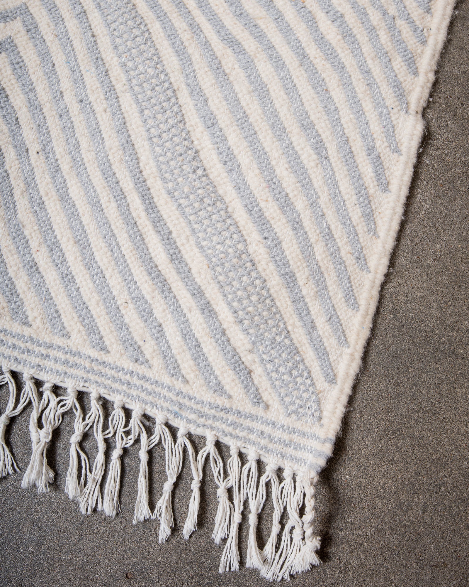 Modern, handcrafted Berber rug from Morocco. Flat-woven Kelim carpet in grey and white design. Made of 100% wool.