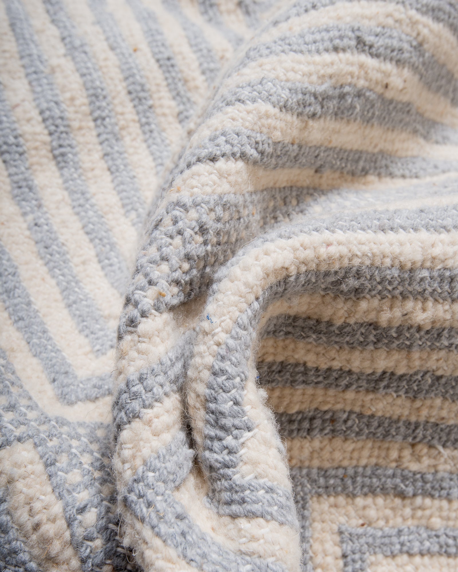 Modern, handcrafted Berber rug from Morocco. Flat-woven Kelim carpet in grey and white design. Made of 100% wool.