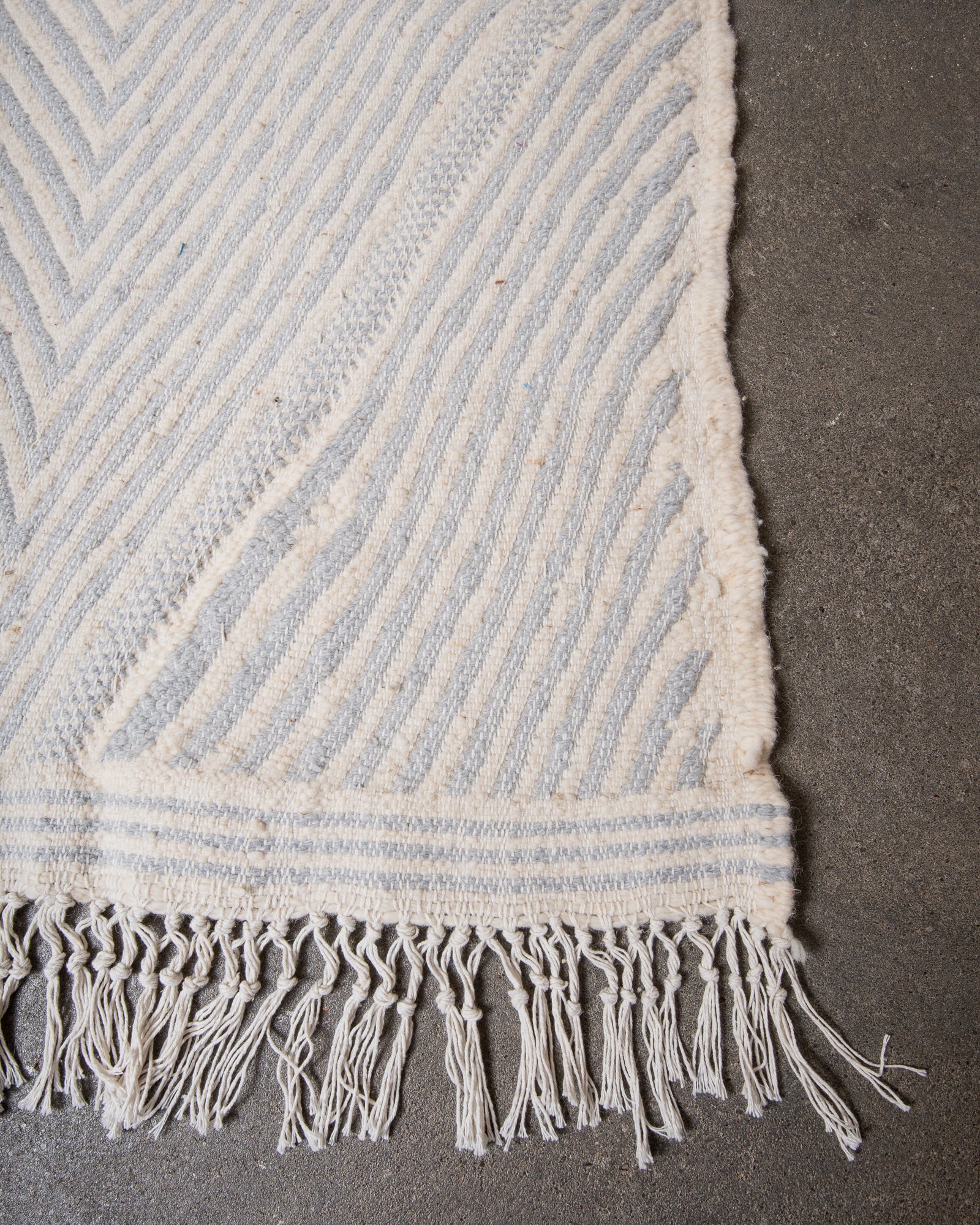 Modern, handcrafted Berber rug from Morocco. Flat-woven Kelim carpet in grey and white design. Made of 100% wool.