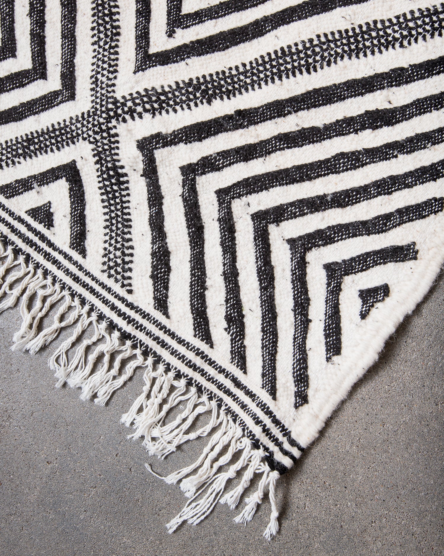 Modern, handcrafted Berber rug from Morocco. Flat-woven Kelim carpet in black and white design. Made of 100% wool.