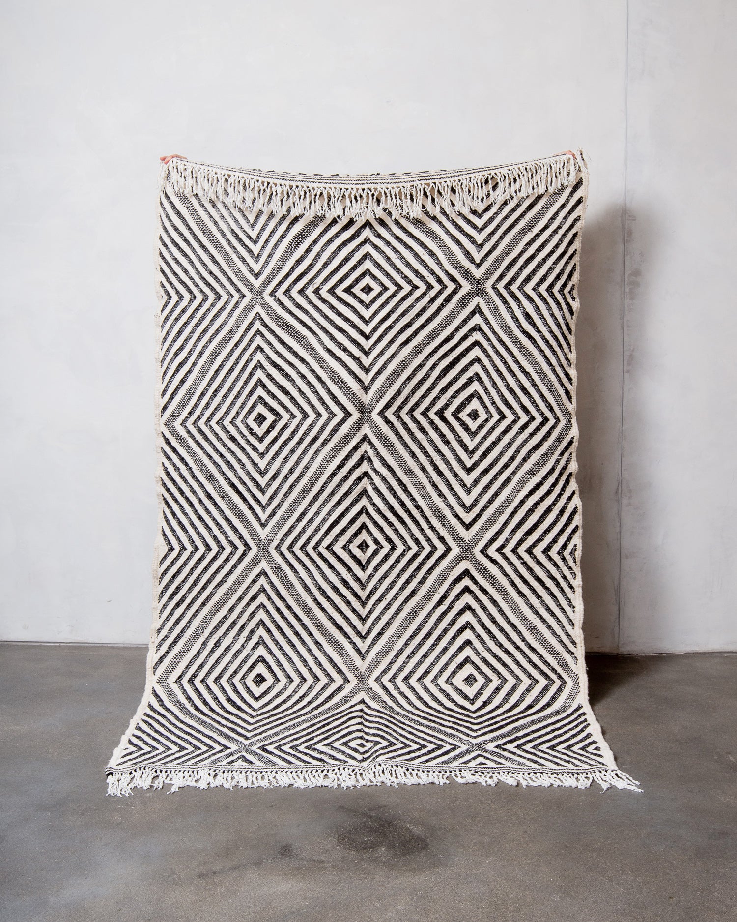 Modern, handcrafted Berber rug from Morocco. Flat-woven Kelim carpet in black and white design. Made of 100% wool.