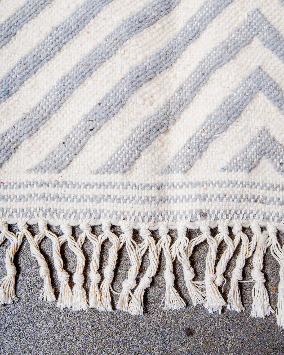 Modern, handcrafted Berber rug from Morocco. Flat-woven Kelim carpet in grey and white design. Made of 100% wool.