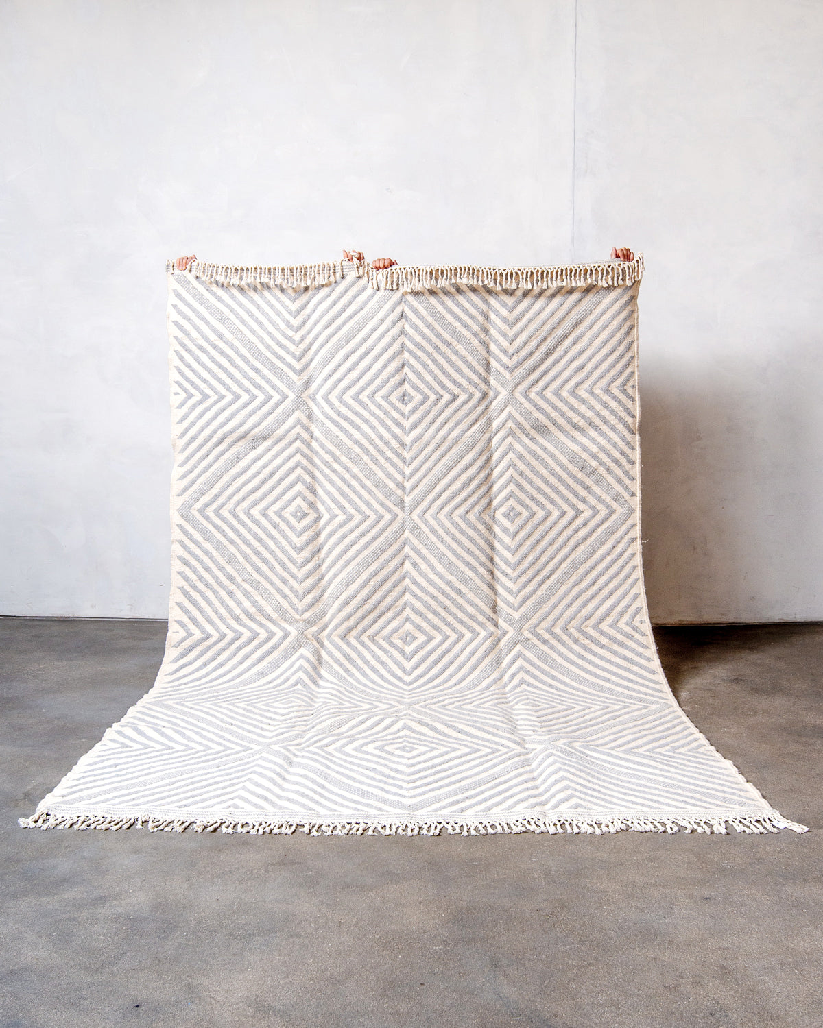 Modern, handcrafted Berber rug from Morocco. Flat-woven Kelim carpet in grey and white design. Made of 100% wool.