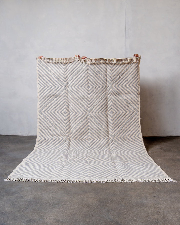 Modern, handcrafted Berber rug from Morocco. Flat-woven Kelim carpet in grey and white design. Made of 100% wool.