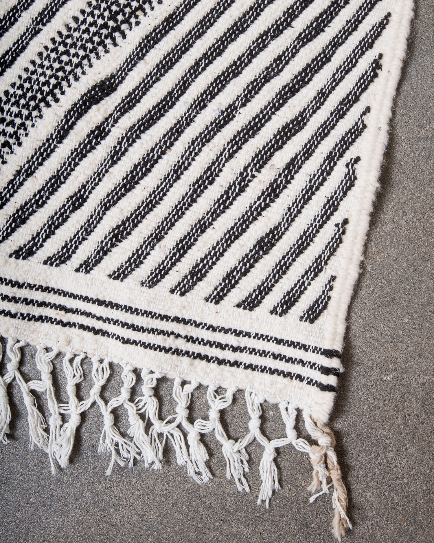 Modern, handcrafted Berber rug from Morocco. Flat-woven Kelim carpet in black and white design. Made of 100% wool.
