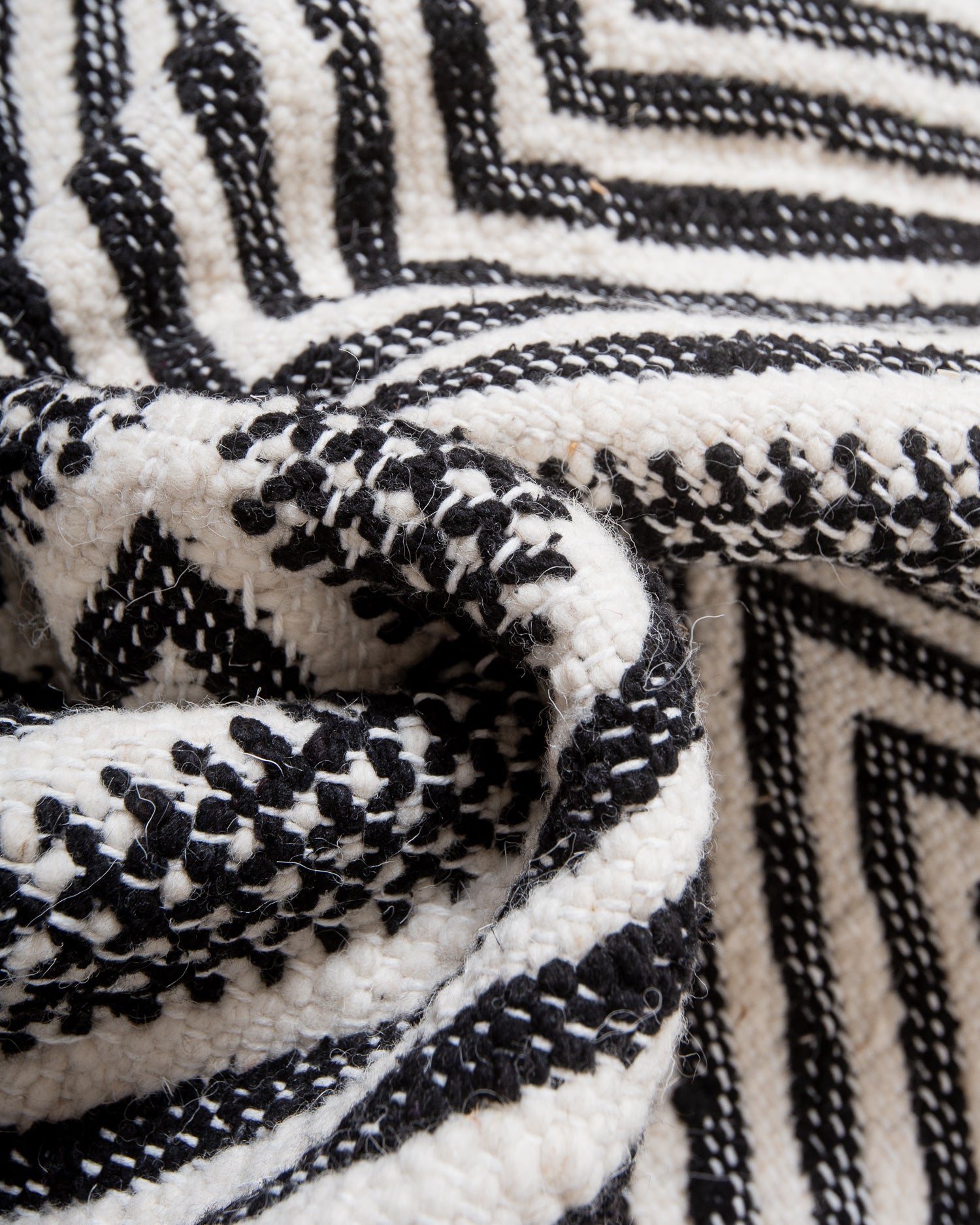 Modern, handcrafted Berber rug from Morocco. Flat-woven Kelim carpet in black and white design. Made of 100% wool.
