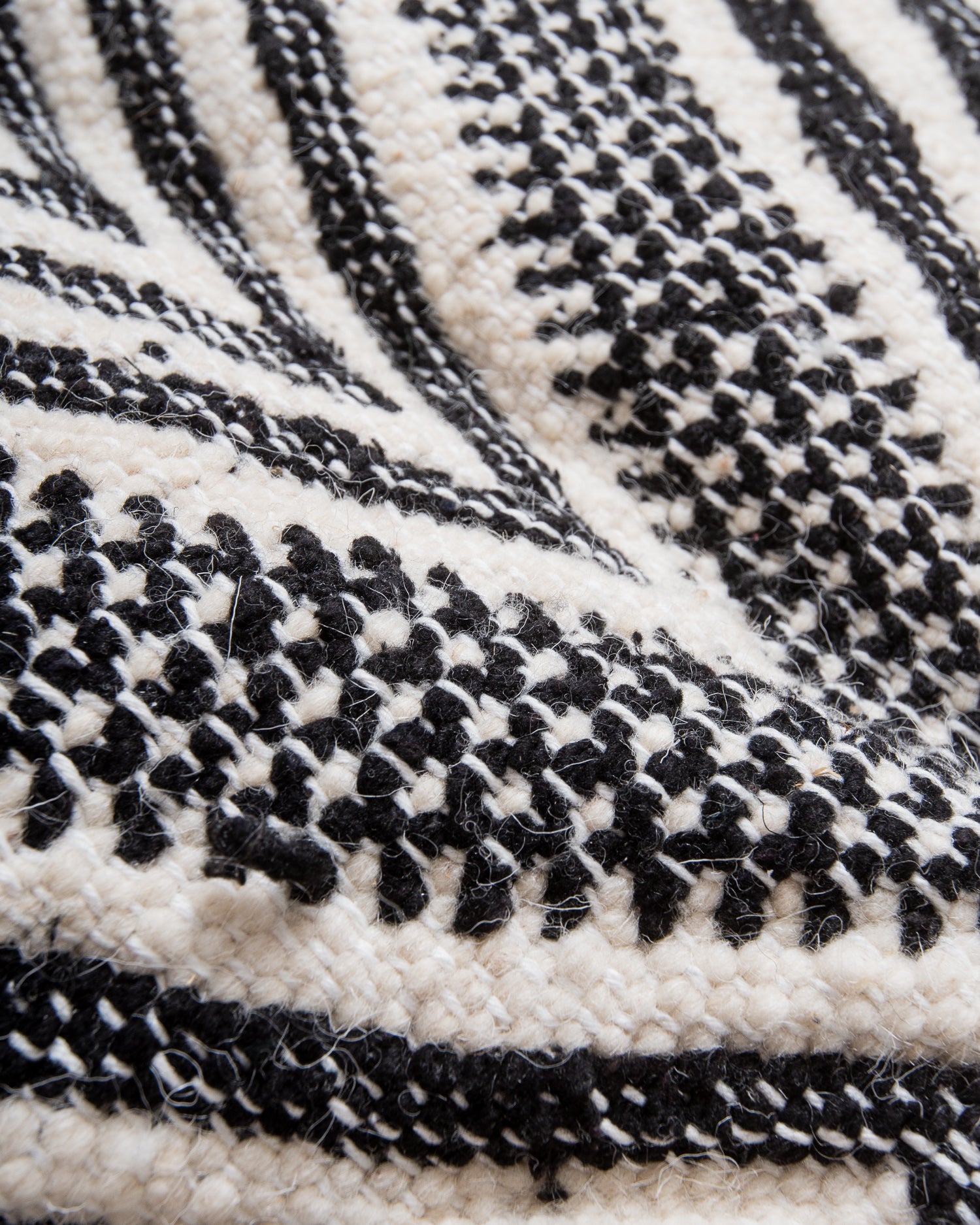 Modern, handcrafted Berber rug from Morocco. Flat-woven Kelim carpet in black and white design. Made of 100% wool.