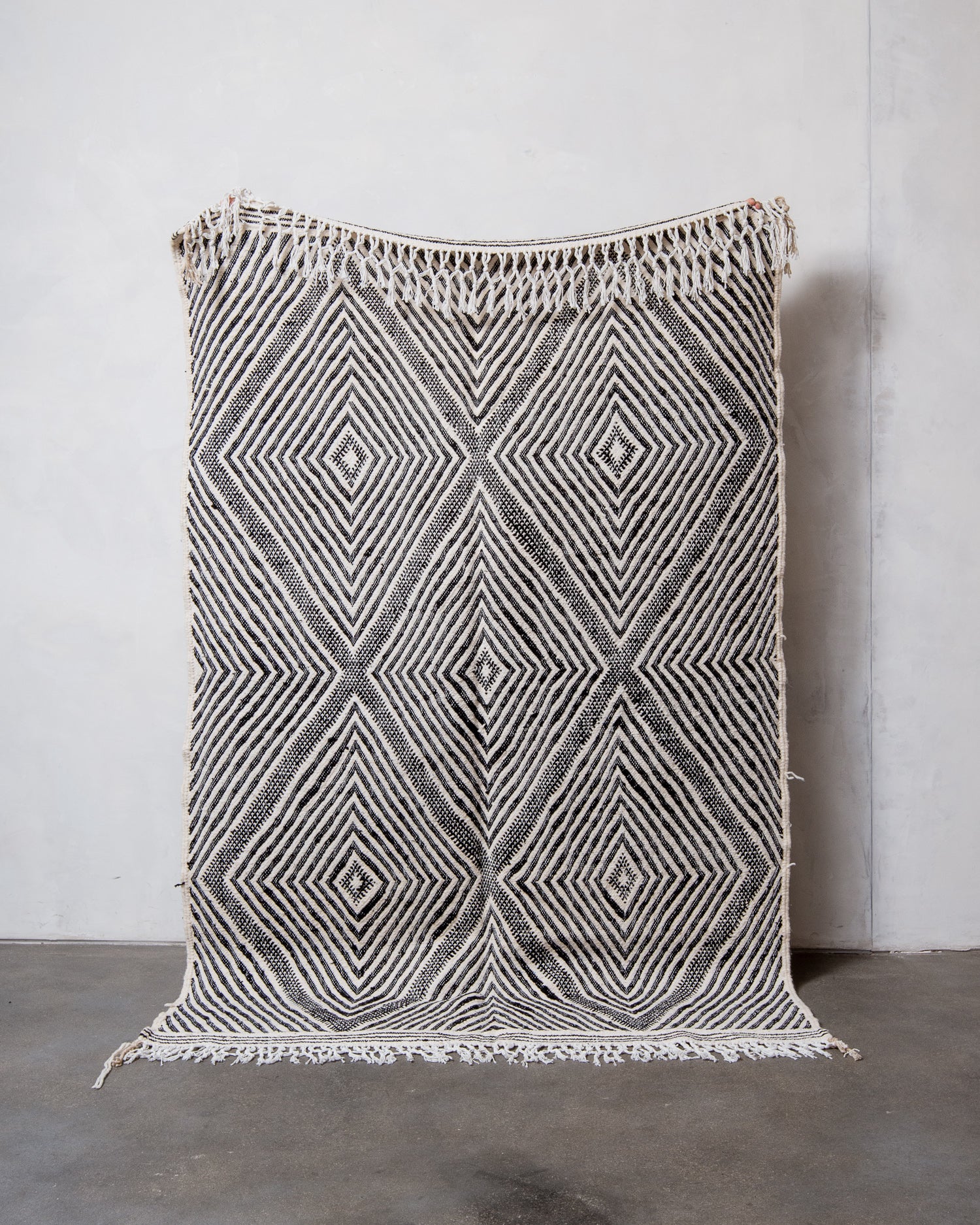 Modern, handcrafted Berber rug from Morocco. Flat-woven Kelim carpet in black and white design. Made of 100% wool.