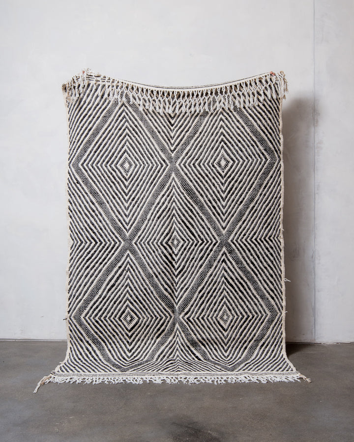 Modern, handcrafted Berber rug from Morocco. Flat-woven Kelim carpet in black and white design. Made of 100% wool.