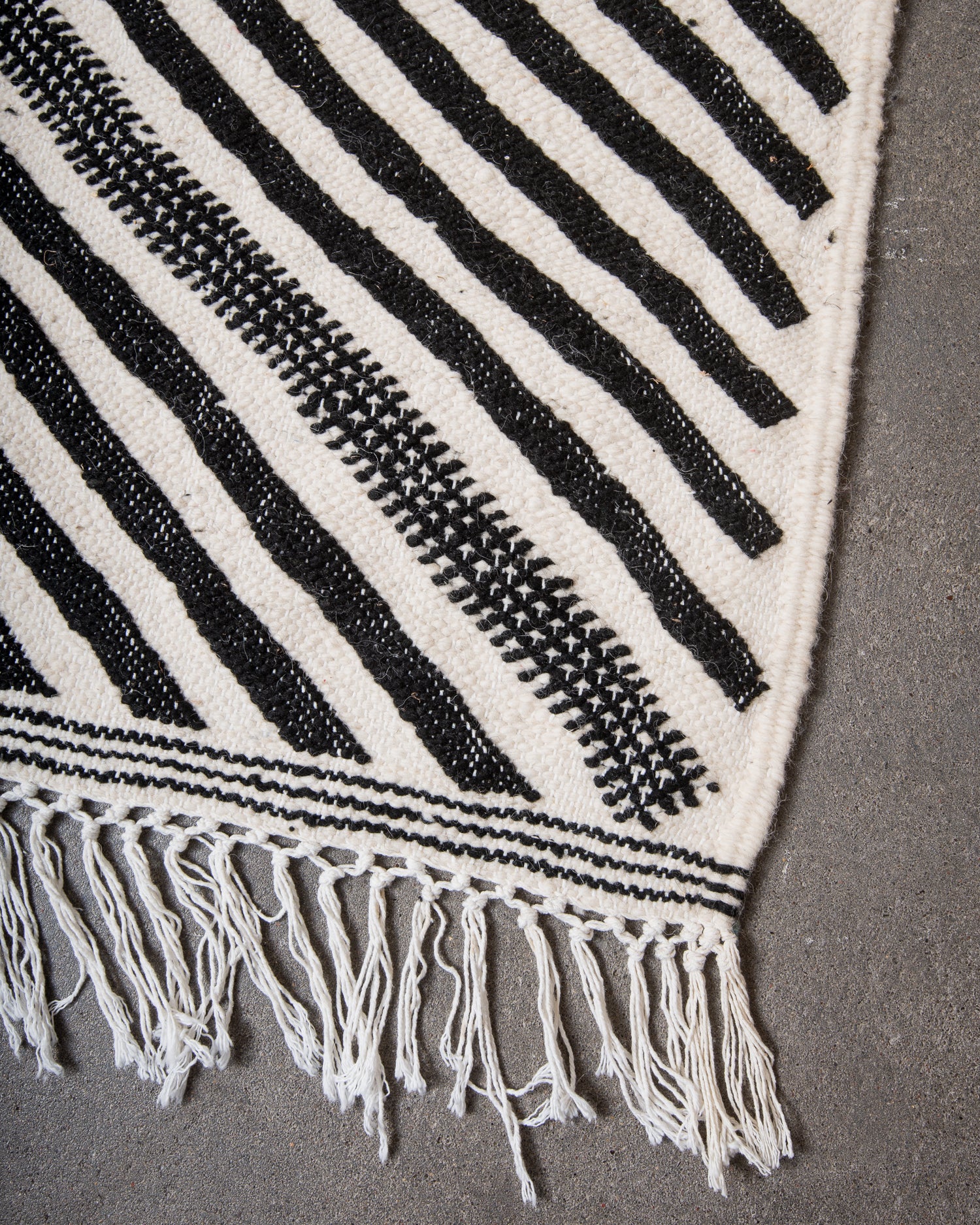 Modern, handcrafted Berber rug from Morocco. Flat-woven Kelim carpet in black and white design. Made of 100% wool.