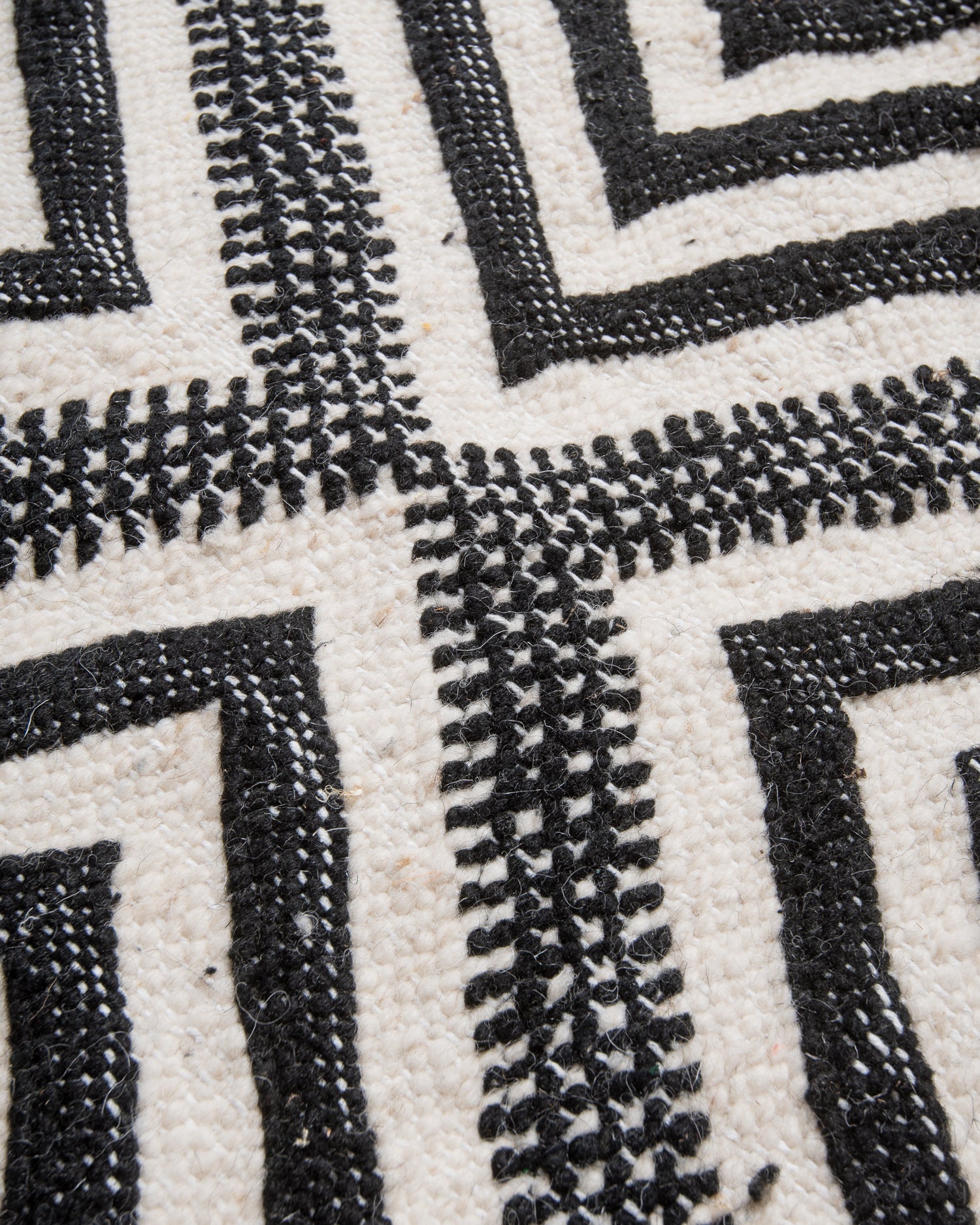 Modern, handcrafted Berber rug from Morocco. Flat-woven Kelim carpet in black and white design. Made of 100% wool.
