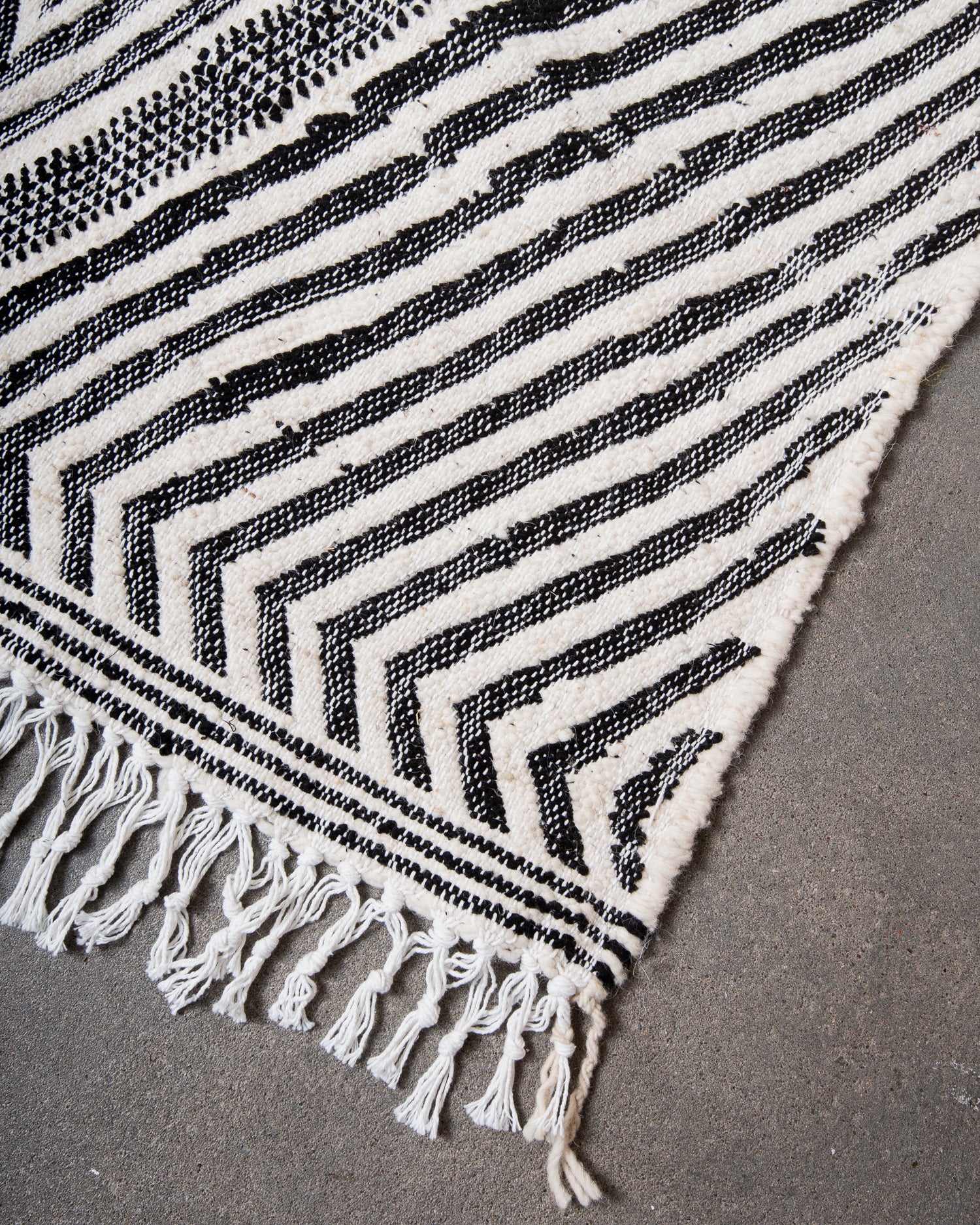 Modern, handcrafted Berber rug from Morocco. Flat-woven Kelim carpet in black and white design. Made of 100% wool.