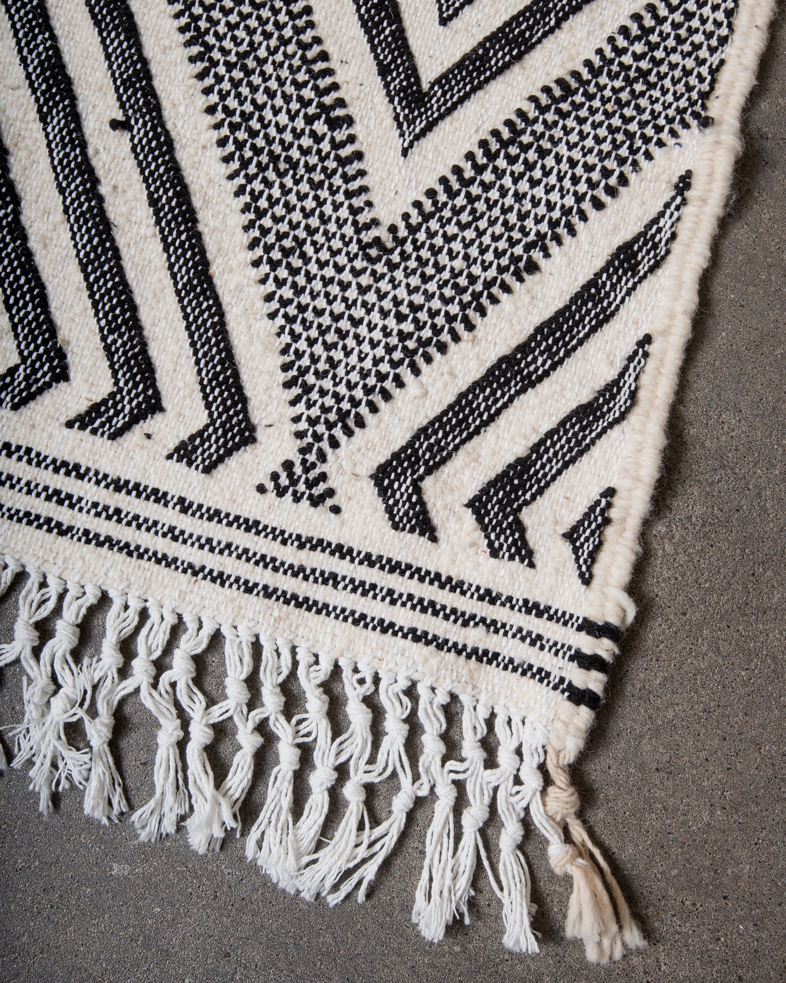 Modern, handcrafted Berber rug from Morocco. Flat-woven Kelim carpet in black and white design. Made of 100% wool.