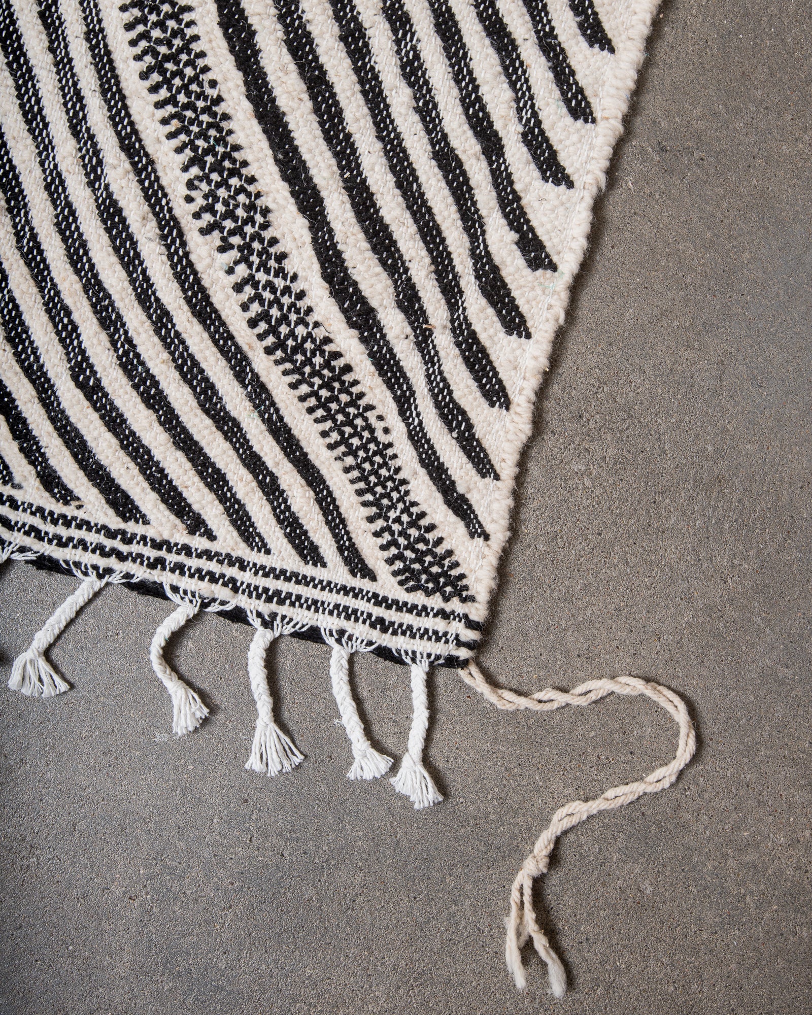 Modern, handcrafted Berber rug from Morocco. Flat-woven Kelim carpet in black and white design. Made of 100% wool.