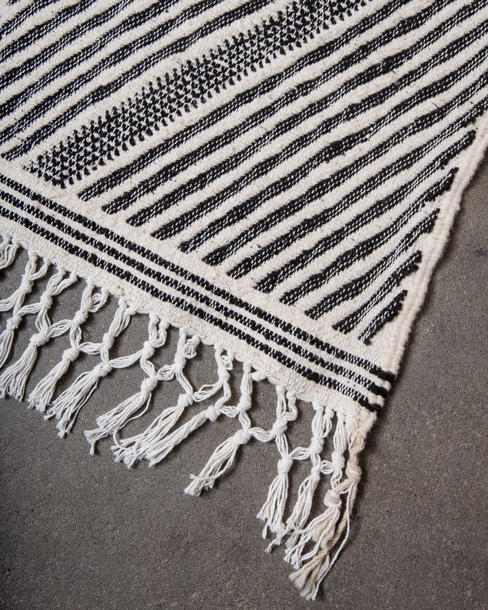 Modern, handcrafted Berber rug from Morocco. Flat-woven Kelim carpet in black and white design. Made of 100% wool.