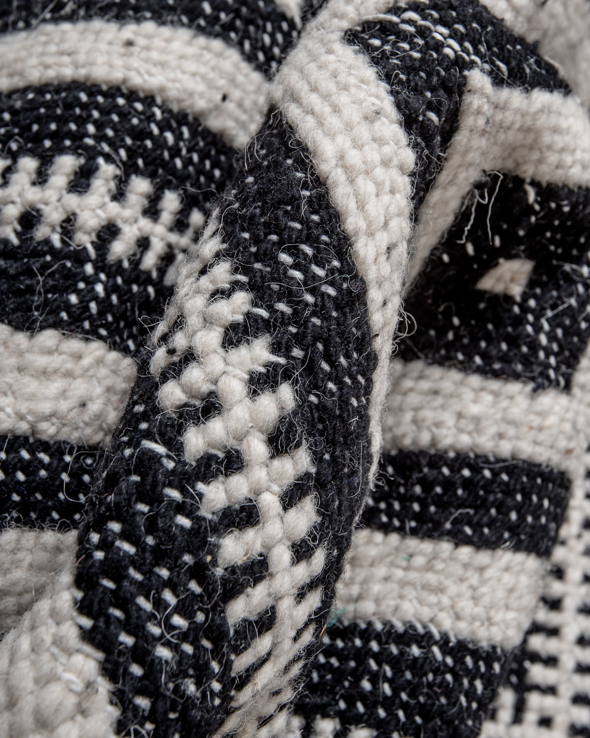 Modern, handcrafted Berber runner rug from Morocco. Flat-woven Kelim carpet in black and white design. Made of 100% wool.