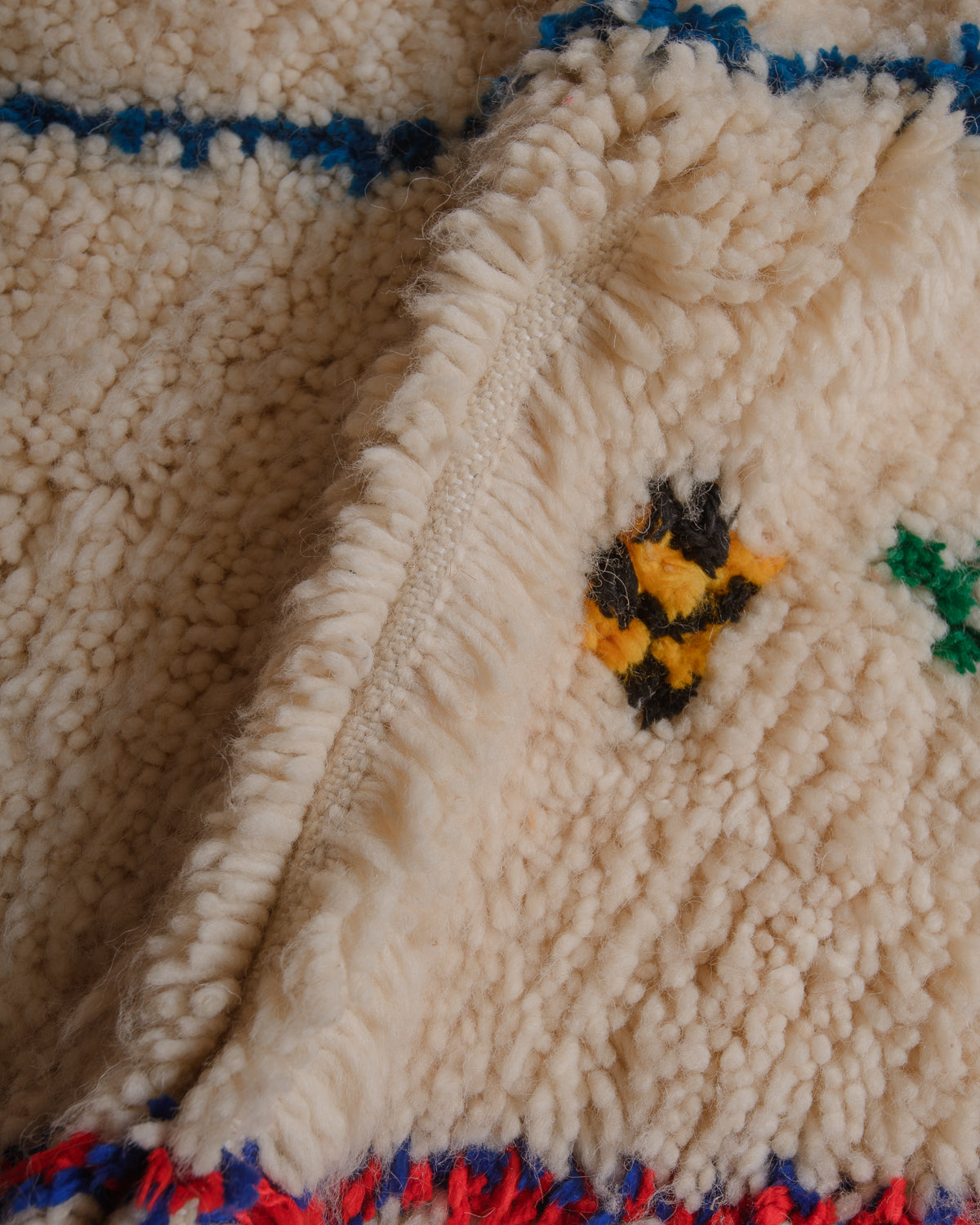 Close up of azilal rug showing gap between rows. 