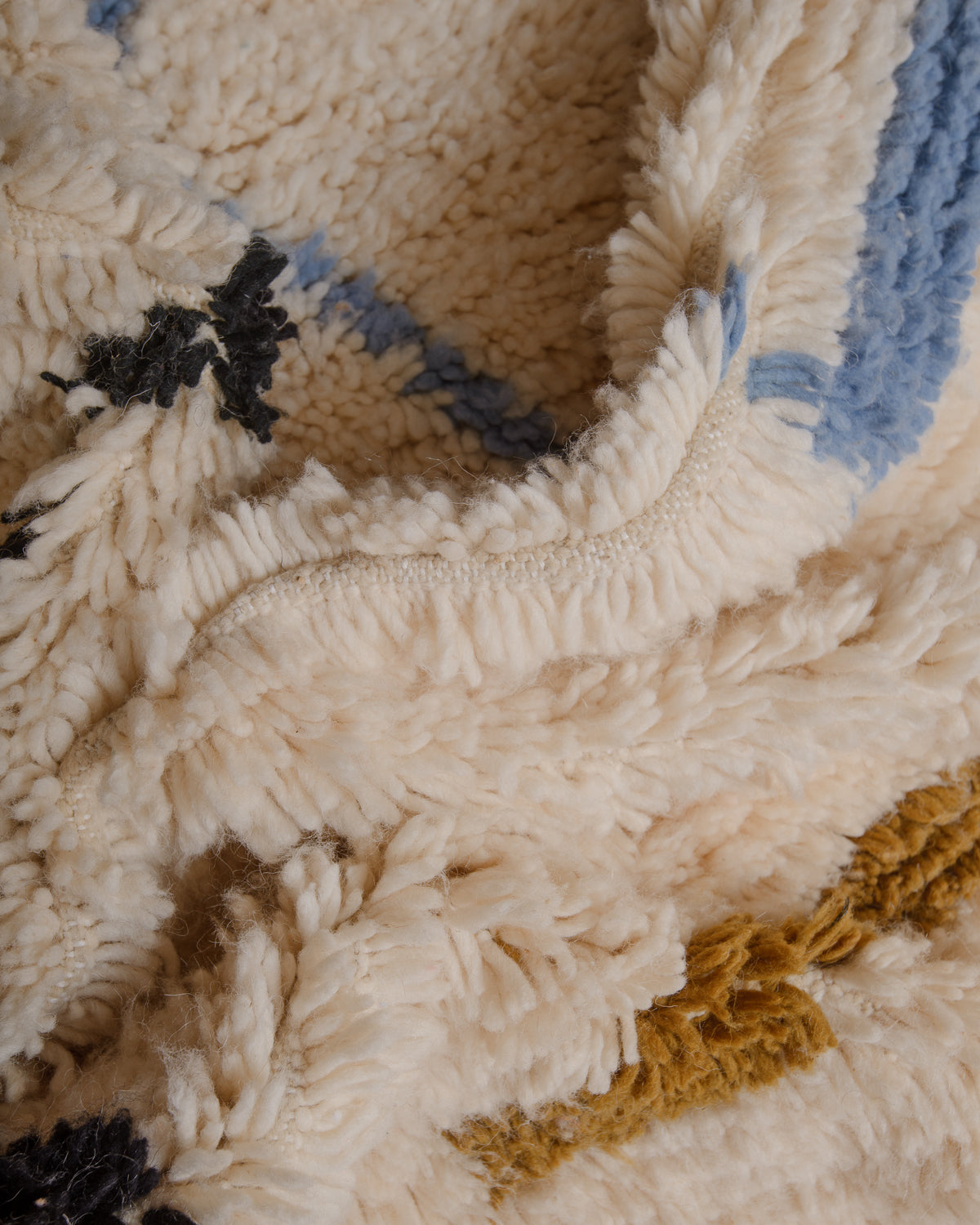 Close up of azilal rug showing gap between rows. 