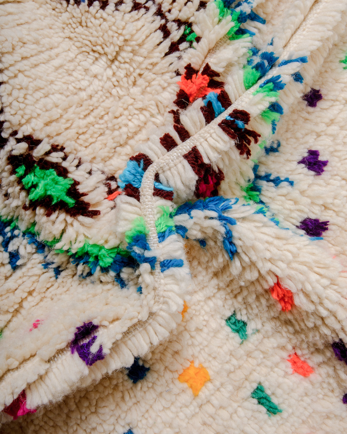 Detail of pile in Azilal rug showing the row between the knots.