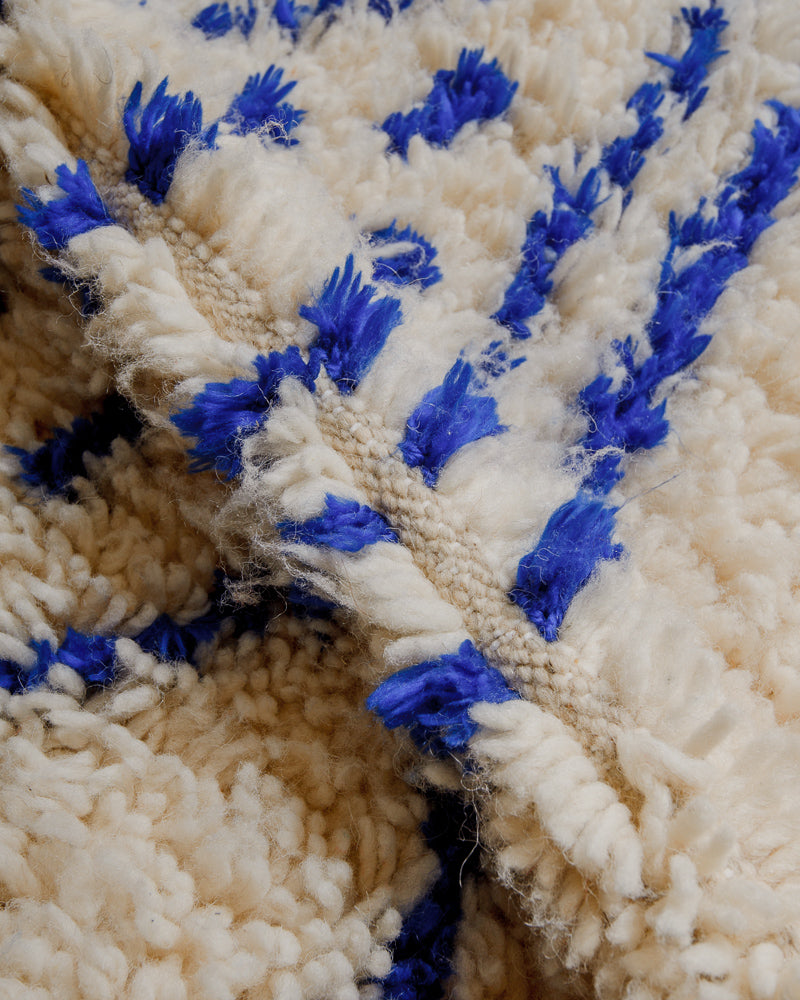 Close up of azilal rug showing gap between rows. 