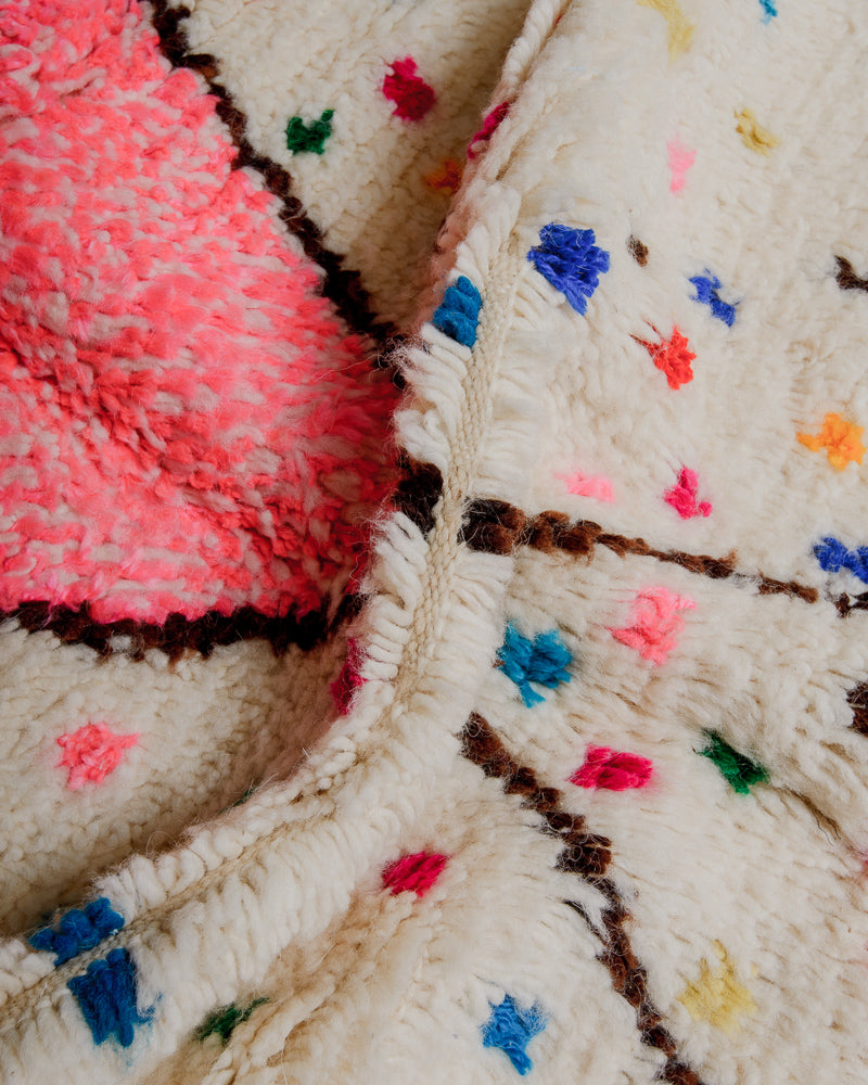 Close up of azilal rug showing gap between rows. 