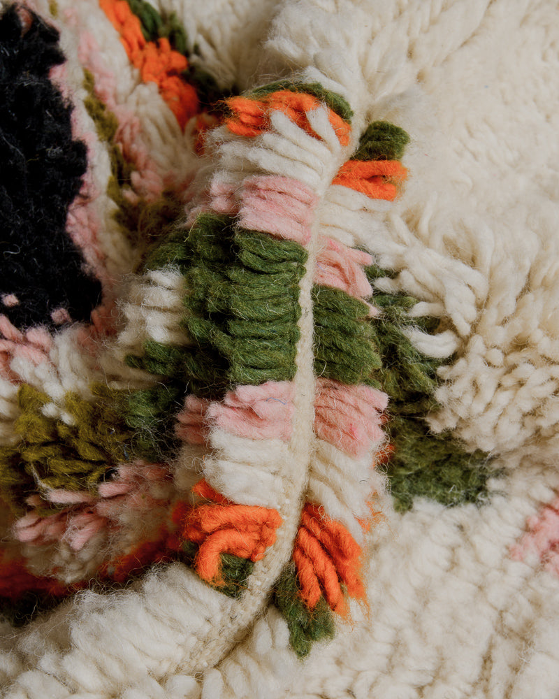 Close up of azilal rug showing gap between rows. 